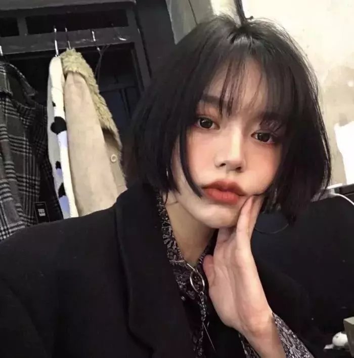 坐在酒吧里吃蛋糕